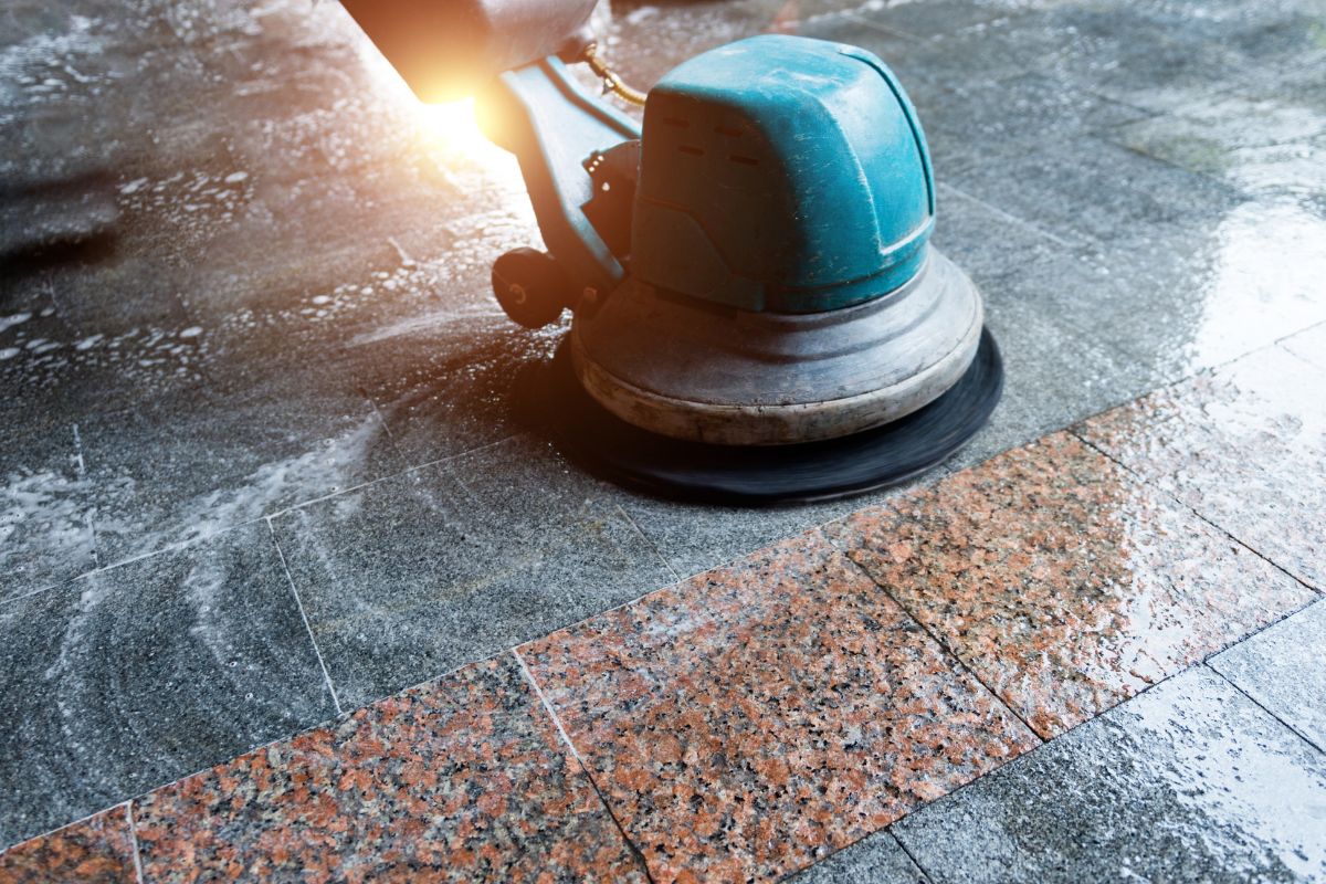 جلي وتلميع الأرضيات لإعادة اللمعان الطبيعي